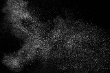 Siyah arka plan üzerine beyaz parçacıkların hareket dondurmak. 