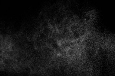 Siyah arkaplanda soyut su sıçramaları.