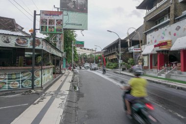 KUTA, BALI / MARCH 06: 2020: Kuta Sahili çevresindeki sokaklar, dükkanlar ve yayalar daha sakin görünüyor. Corona Covid-19 virüsü Bali 'ye nüfuz etti, bir hasta öldü ve Bali' de turizm durgunluğuna yol açtı.