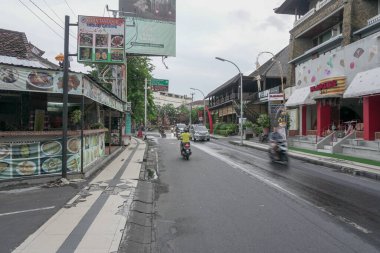 KUTA, BALI / MARCH 06: 2020: Kuta Sahili çevresindeki sokaklar, dükkanlar ve yayalar daha sakin görünüyor. Corona Covid-19 virüsü Bali 'ye nüfuz etti, bir hasta öldü ve Bali' de turizm durgunluğuna yol açtı.
