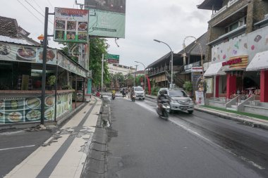 KUTA, BALI / MARCH 06: 2020: Kuta Sahili çevresindeki sokaklar, dükkanlar ve yayalar daha sakin görünüyor. Corona Covid-19 virüsü Bali 'ye nüfuz etti, bir hasta öldü ve Bali' de turizm durgunluğuna yol açtı.