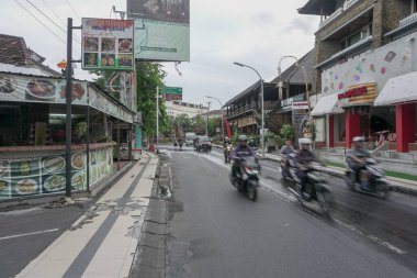 KUTA, BALI / MARCH 06: 2020: Kuta Sahili çevresindeki sokaklar, dükkanlar ve yayalar daha sakin görünüyor. Corona Covid-19 virüsü Bali 'ye nüfuz etti, bir hasta öldü ve Bali' de turizm durgunluğuna yol açtı.