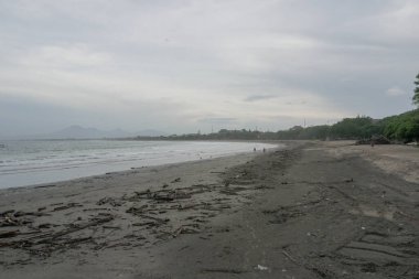 KUTA, BALI / MARCH 06: 2020: Kuta Sahili çevresindeki sokaklar, dükkanlar ve yayalar daha sakin görünüyor. Corona Covid-19 virüsü Bali 'ye nüfuz etti, bir hasta öldü ve Bali' de turizm durgunluğuna yol açtı.