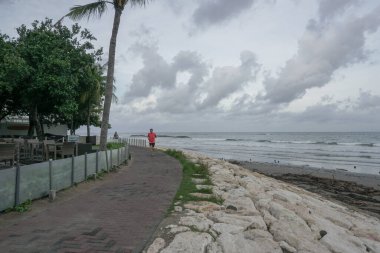 KUTA, BALI / MARCH 06: 2020: Kuta Sahili çevresindeki sokaklar, dükkanlar ve yayalar daha sakin görünüyor. Corona Covid-19 virüsü Bali 'ye nüfuz etti, bir hasta öldü ve Bali' de turizm durgunluğuna yol açtı.