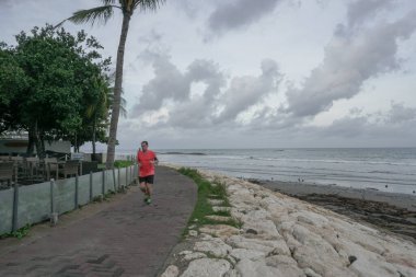 KUTA, BALI / MARCH 06: 2020: Kuta Sahili çevresindeki sokaklar, dükkanlar ve yayalar daha sakin görünüyor. Corona Covid-19 virüsü Bali 'ye nüfuz etti, bir hasta öldü ve Bali' de turizm durgunluğuna yol açtı.