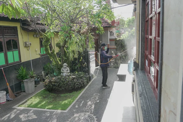 Denpasar Bali Março 2020 Agentes Saúde Estão Pulverizando Líquido Desinfetante — Fotografia de Stock