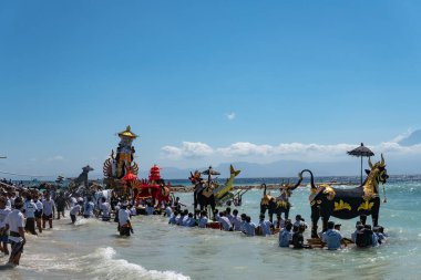 NUSA PENIDA / BALI, INDONESIA-JULY 07 2019: Ngaben töreni Nusa Penida Adası, Bali. Bu tören eşsizdir, cesetleri yakma alanına ulaşmadan önce denizden geçirme süreci.