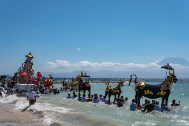 NUSA PENIDA / BALI, INDONESIA-JULY 07 2019: Ngaben töreni Nusa Penida Adası, Bali. Bu tören eşsizdir, cesetleri yakma alanına ulaşmadan önce denizden geçirme süreci.
