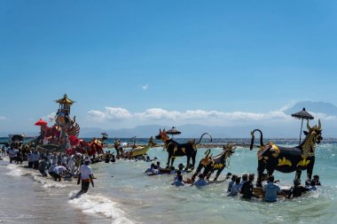 NUSA PENIDA / BALI, INDONESIA-JULY 07 2019: Ngaben töreni Nusa Penida Adası, Bali. Bu tören eşsizdir, cesetleri yakma alanına ulaşmadan önce denizden geçirme süreci.