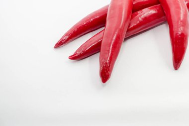 Beyaz arka planda izole edilmiş kırmızı kırmızı kırmızı biber ve mesaj için boşluk. Üst görünüm