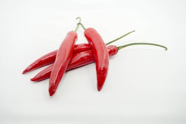Beyaz arka planda izole edilmiş kırmızı kırmızı kırmızı biber ve mesaj için boşluk. Üst görünüm