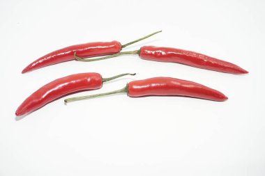 Beyaz arka planda izole edilmiş kırmızı kırmızı kırmızı biber ve mesaj için boşluk. Üst görünüm