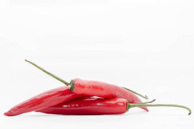 Beyaz arka planda izole edilmiş kırmızı kırmızı kırmızı biber ve mesaj için boşluk. ön görünüm