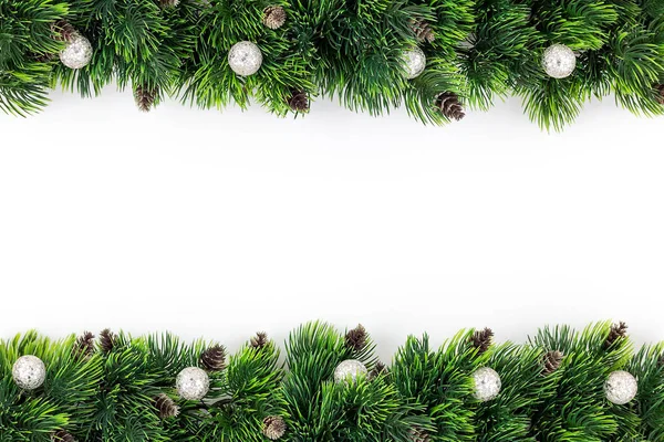 Marco de Navidad hecho de ramas de pino con decoraciones — Foto de Stock
