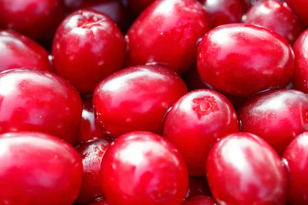 Cerezas rojas de cornalina frescas maduras como fondo — Foto de Stock