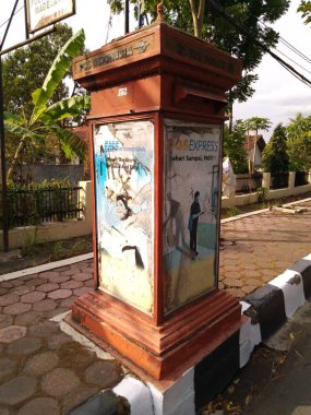 Dava edilmemiş posta kutusu eski harap olmuş 