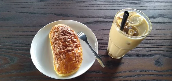 Desayuno Por Mañana Con Pedazo Pan Café Con Leche Helada — Foto de Stock