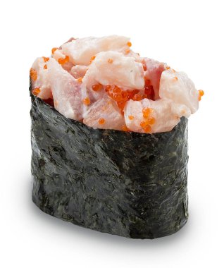 Beyaz arka planda tünekli Gunkan suşisi ve tobiko. İzole edilmiş