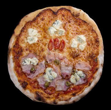 Gorgonzola, domuz pastırması ve zeytinli pizza. Koyu arkaplanda