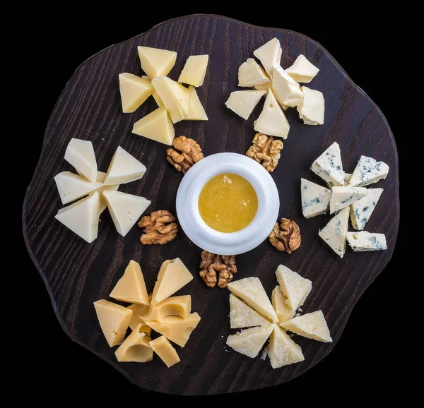 Un conjunto de diferentes quesos en una tabla de madera. Junta de queso . — Foto de Stock