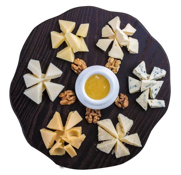 Um conjunto de queijos diferentes em uma tábua de madeira. Conselho de Queijo . — Fotografia de Stock