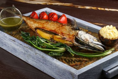 Patatesli füme uskumru. Sülün peyniri ve fırında domates.