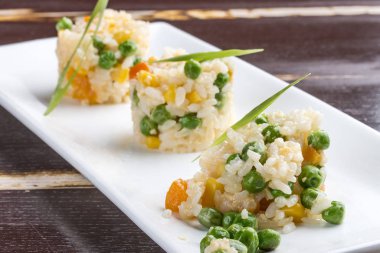 Sebzelerle beyaz tabakta ayağa kalk.