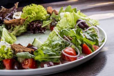 Koyu arka plan üzerinde Yunan salatası