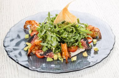 Kaplan karidesli salata, roka, avokado ve istiridye soslu greyfurt.