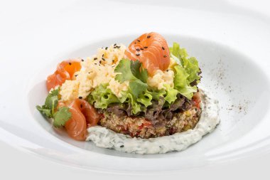 Kinoa, somon ve Philadelphia peyniri ile çırp. Beyaz arkaplanda