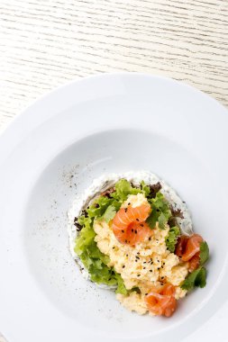 Kinoa, somon ve Philadelphia peyniri ile çırp. Beyaz arkaplanda