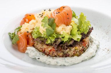 Kinoa, somon ve Philadelphia peyniri ile çırp. Beyaz arkaplanda