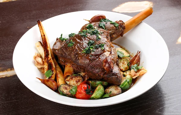 Lamb leg baked in red wine with vegetables — 스톡 사진