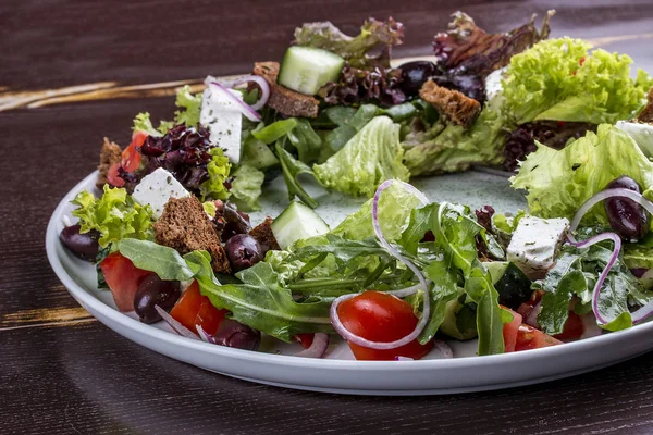 Griechischer Salat auf dunklem Hintergrund — Stockfoto
