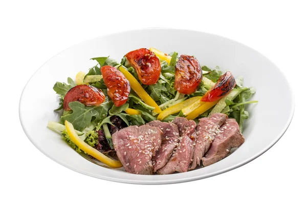 Salat mit Roastbeef und getrockneten Tomaten auf weißem Hintergrund — Stockfoto