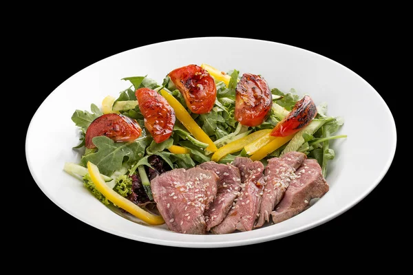 Salad with roast beef and sun-dried tomatoes on dark background — Stock Photo, Image