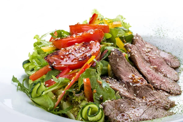 Salat mit Roastbeef und getrockneten Tomaten auf weißem Hintergrund — Stockfoto