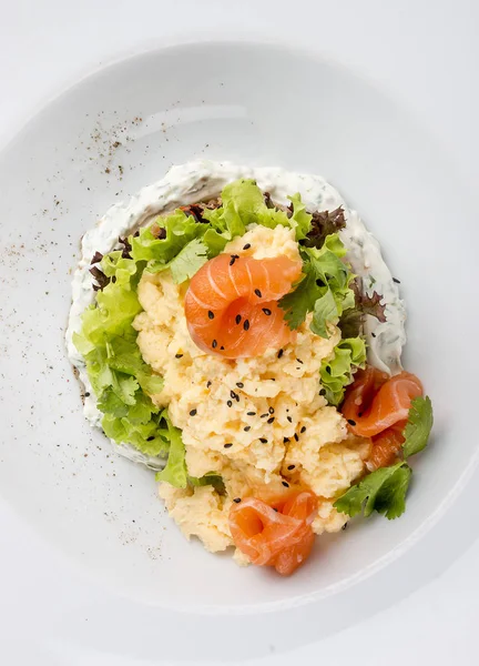 Scramble with quinoa, losos and Philadelphia cheese. Na bílém pozadí — Stock fotografie