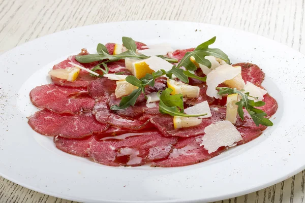 Carpaccio di Manzo. Dana eti, pesto ve parmesanlı Carpaccio.