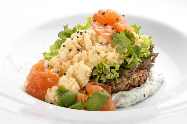 Kinoa, somon ve Philadelphia peyniri ile çırp. Beyaz arkaplanda