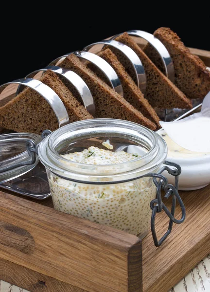 Pike caviar with croutons and butter on a wooden tray. Traditional Russian snack — Stock Photo, Image