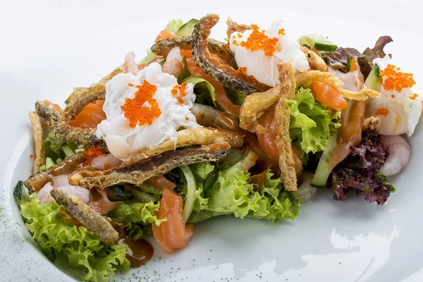 Ensalada con vientre de salmón, camarones y huevo escalfado. Sobre fondo blanco — Foto de Stock