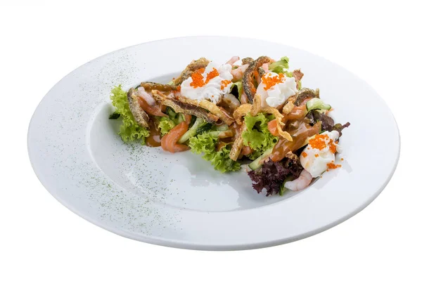 Ensalada con vientre de salmón, camarones y huevo escalfado. Sobre fondo blanco —  Fotos de Stock