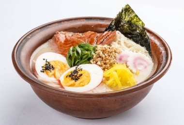 Japon eriştesi çorbası, dana eti, yumurta, soğan ve beyaz arka planda filiz..