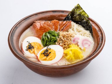 Japon eriştesi çorbası, dana eti, yumurta, soğan ve beyaz arka planda filiz..