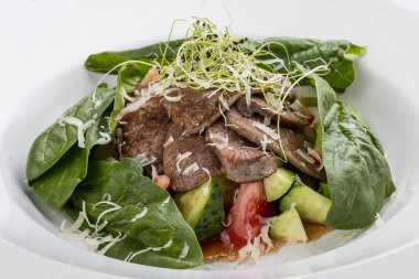 Dana dili, kinoa ve avokado ile salata. Beyaz arkaplanda