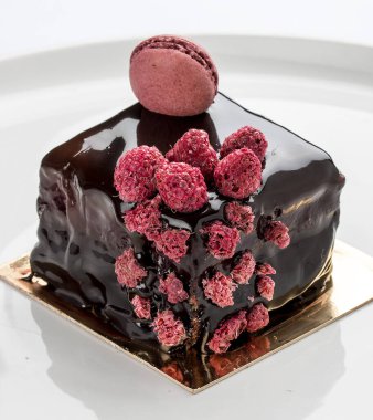 Böğürtlenli kek ve beyaz arka planda çikolata.