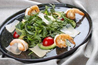 Karidesli salata, domates, avokado ve roka.