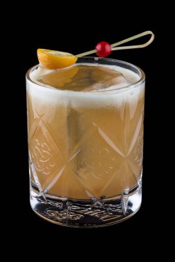 Konyak ve portakal suyuyla sıcak bir içecek. Siyah arkaplanda