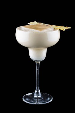 Orijinal yazar kokteyli, rom ve ananas suyu. Siyah arkaplanda